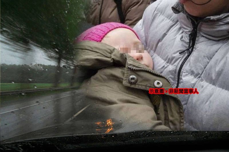 李姓女子因與前夫口角，竟冒雨將3歲幼女抱到前夫駕駛的小客車擋風玻璃前，並拍打車子向前夫叫囂。示意圖，與新聞無關。（歐新社、法新社，本報合成）