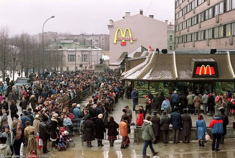 在麦当劳宣布关闭在俄罗斯所有门市后，俄罗斯麦当劳涌现排队人潮。图为1990年俄国首家麦当劳餐厅「莫斯科普希金广场（Pushkin Square）门市」开幕时的排队盛况。（图翻摄自推特）(photo:LTN)