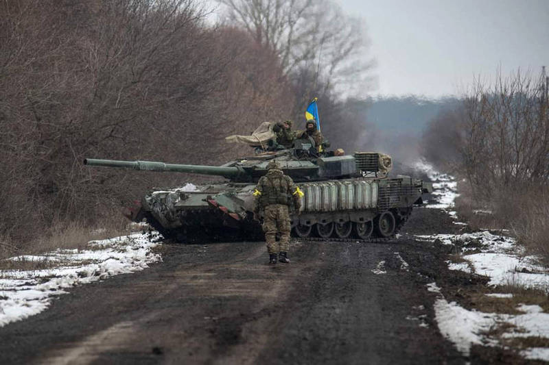 英国国防部的情报指出，俄军尚未在基辅北部取得重大突破，图为乌克兰士兵驾驶坦克车。（法新社）(photo:LTN)