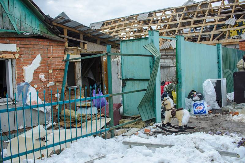 俄軍對烏克蘭東北部蘇梅市住宅區徹夜空襲，導致民房受損。（路透）