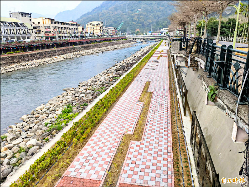 水里溪水岸步道景觀工程，拆除舊有大型水車，新增景觀牆面，營造舒適水岸步道環境。（記者劉濱銓攝）