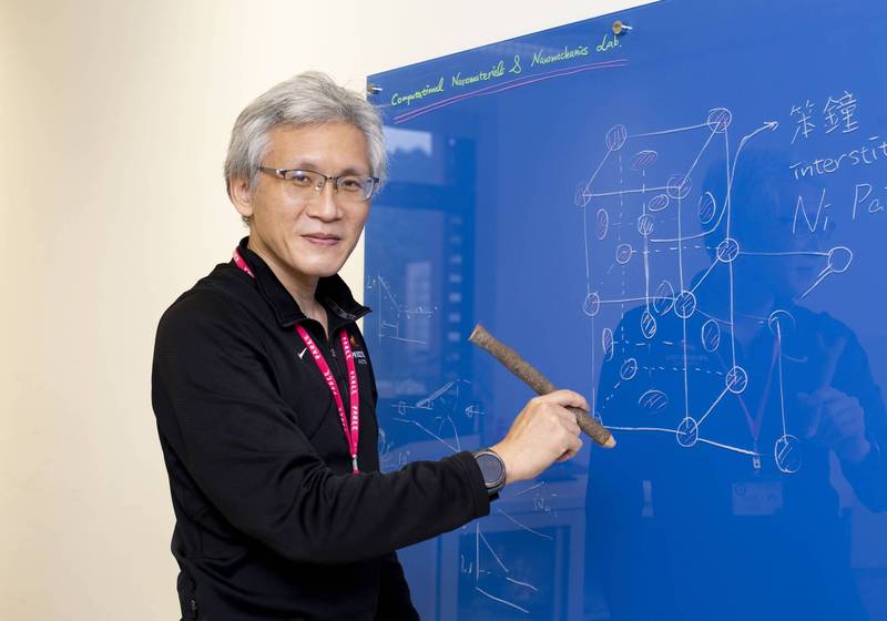 中研院應用科學中心研究員包淳偉和跨國團隊研發出超彈性高熵合金。（中研院提供）