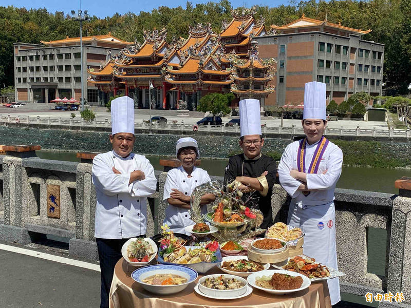 （左起）總鋪師吳義雄（阿机師）、陳美花、湯富隆（阿隆師）及黃景龍將展現手路菜。（記者黃旭磊攝）