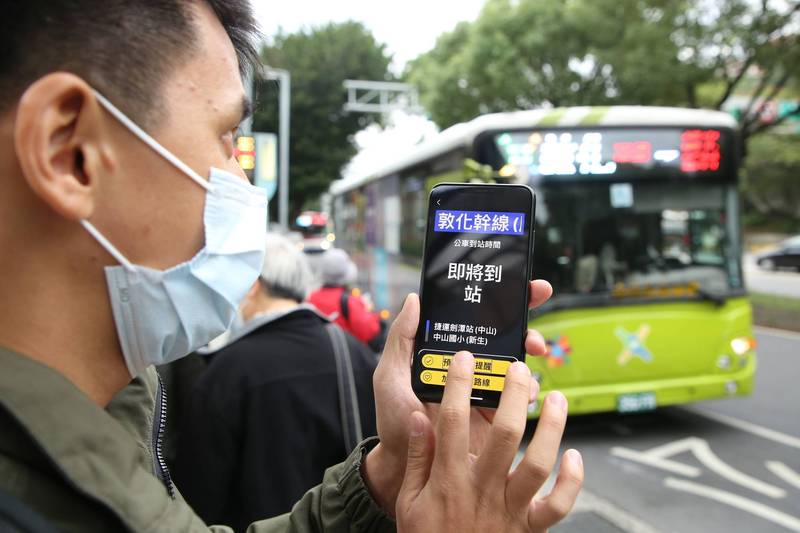 台北市交通局「在台北好行App」建置視障者使用介面，目前8線公車透過手機App預約到站，提升視障者出門搭公車的便利性。（圖由交通局提供）
