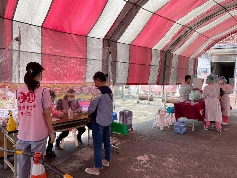 台南市衛生局明天上午持續在鹽水區衛生所旁開設篩檢站。（台南市政府提供）