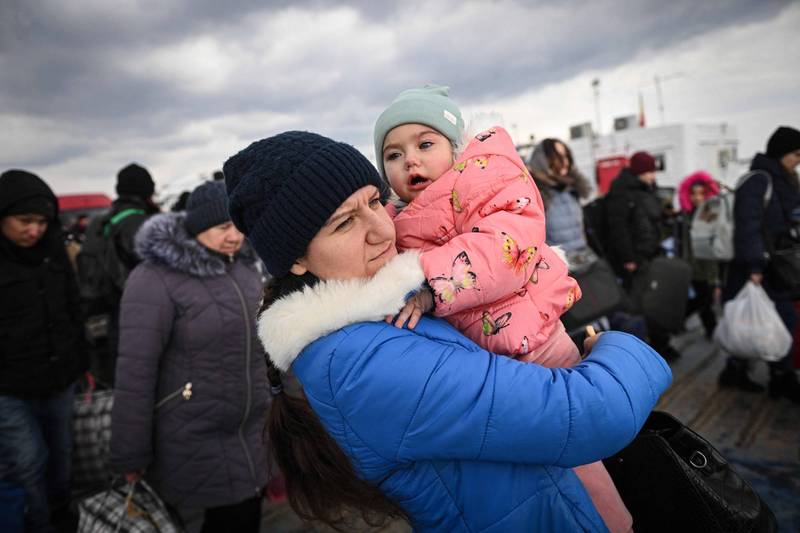 乌克兰冲突升温两週内，已造成超过200万名难民逃离家园。一名乌克兰母亲抱着幼儿，逃到罗马尼亚与乌克兰交界的边境小镇伊萨克恰。（法新社）(photo:LTN)