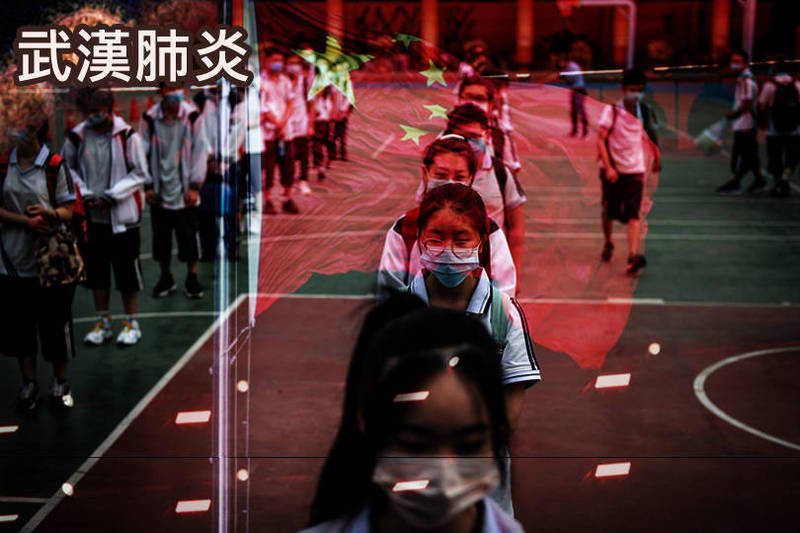 中國吉林農業科技學院近日爆發武漢肺炎群聚疫情，校方被指控處置不當導致學生交叉感染、孤立無援，還向上網求救的學生施壓。示意圖，非新聞事件主角。（法新社、路透；本報合成）