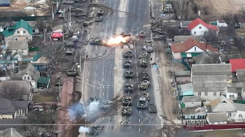 乌克兰强力抵抗俄罗斯入侵，双方皆称造成对方重大战损，图为俄罗斯战甲车部队，在基辅东部的布罗瓦里遭到乌克兰击退的画面。（路透）(photo:LTN)