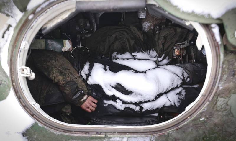 防务专家指出，若车队将燃料耗光，俄军就会无法「发动车辆取暖」，士兵将面临饥寒交迫的严酷考验。图为基辅西北的市镇布查（Bucha）战斗中，在装甲运兵车内死亡的俄军士兵。（美联社）(photo:LTN)