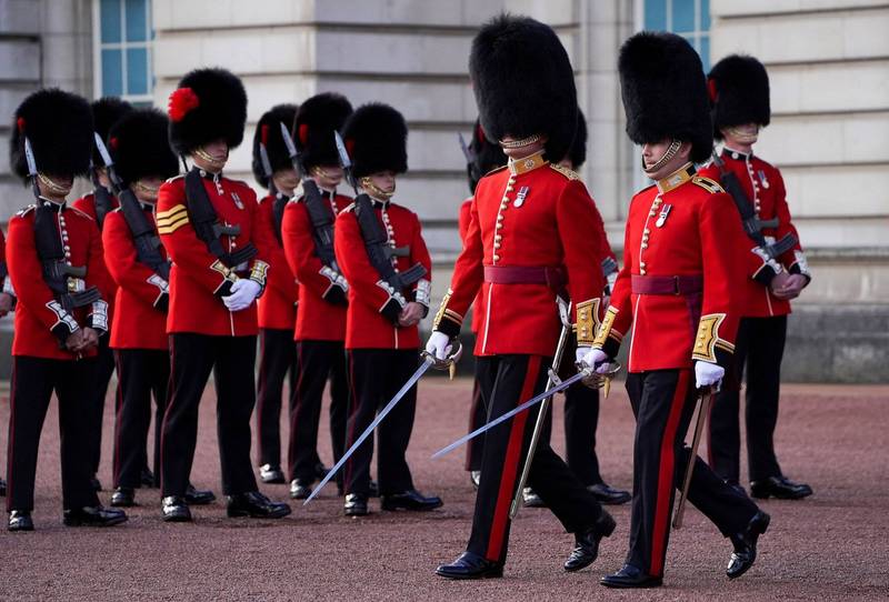 英國媒體報導，王室御林軍冷溪衛隊成員離營，上週末購買前往波蘭的機票疑似前往烏克蘭參戰。圖為白金漢宮外的冷溪衛隊。（路透）