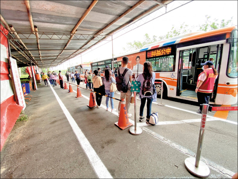 因應清明節掃墓人潮，台北市公共運輸處闢駛5線免費掃墓公車，鼓勵民眾多搭乘利用。（公運處提供）