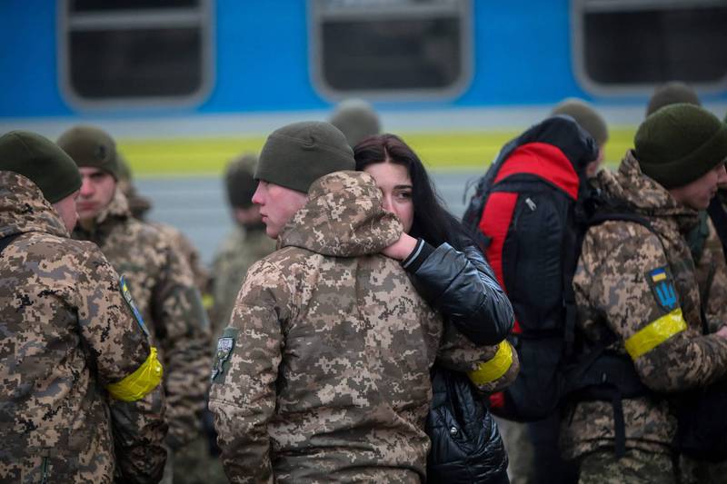 专家指出，由于俄罗斯在乌克兰的军事行动受挫，俄国为了取胜有可能动用核武。图为乌国军人9日在西部城市利维夫车站，准备开往首都基辅，与女友道别。（法新社）(photo:LTN)
