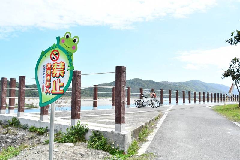 花蓮吉安光華河岸自行車步道因臨海環境及高使用率,部分設施鏽蝕、損壞嚴重,吉安鄉公所提報改善計畫並獲縣府支持列案後,成功爭取花東基金核定650萬元經費投入修繕。 (吉安鄉公所提供) 花蓮吉安光華河岸自行車步道因臨海環境及高使用率,部分設施鏽蝕、損壞嚴重,吉安鄉公所提報改善計畫並獲縣府支持列案後,成功爭取花東基金核定650萬元經費投入修繕。 (吉安鄉公所提供)