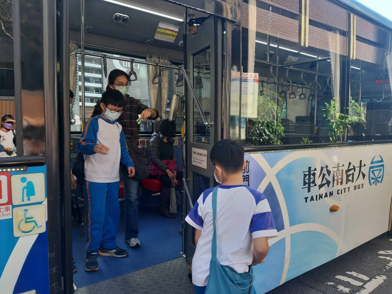 台南安定南興國小孩童今進行減碳公車學習之旅，暢遊市區各地古蹟。（校方提供）