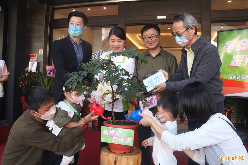 羅東鎮長參選人薛呈懿（左2），今成立競選總部，前民進黨中央黨部祕書長羅文嘉（右2）、林昶佐（左）與縣議員劉添梧等人，共同為她站台。（記者林敬倫攝）