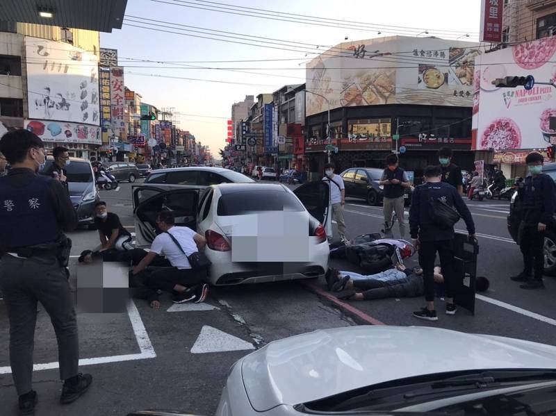 警方壓制車內通緝犯與乘客。（記者張瑞楨翻攝）