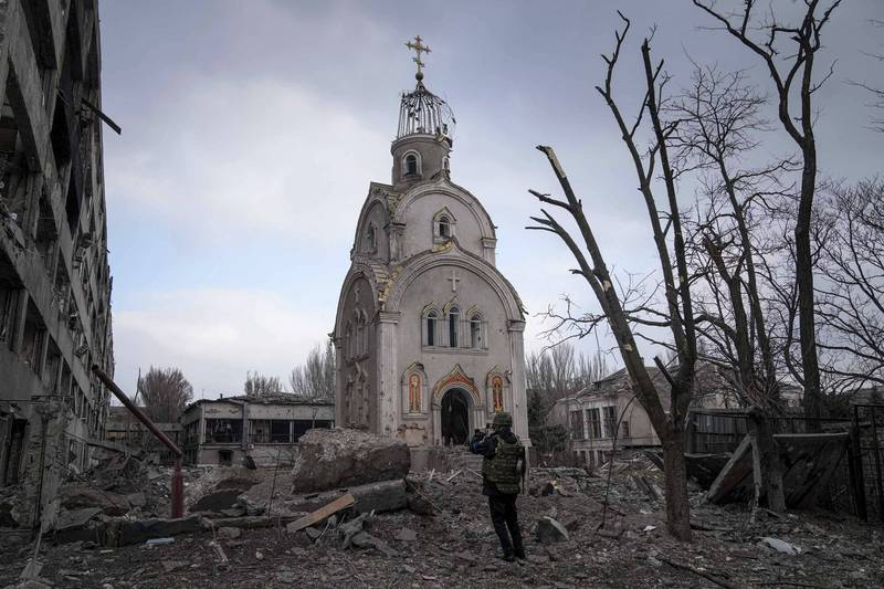 烏克蘭指控，俄羅斯已經發射328枚飛彈攻擊各地平民社區。圖為烏克蘭軍人在馬立波檢視被炸受損的教堂。（美聯社）