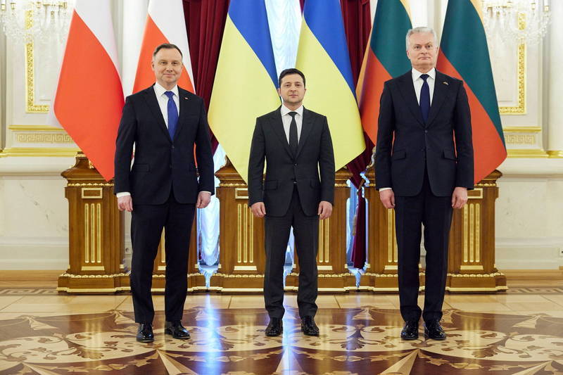 歐盟成員國波蘭總統杜達（左）、立陶宛總統瑙塞達（右）日前力挺烏克蘭總統澤倫斯基（中）代表烏國取得歐盟候選國地位，未來加入歐盟。（路透資料）