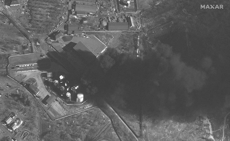 美国太空科技公司「Maxar Technologies」公布的卫星照片显示，俄军目前掌控位于基辅州戈斯托梅利（Hostomel）的安托诺夫空军基地（Antonov Airbase），机场内的燃料油贮槽起火，冒出浓浓黑烟。（欧新社）(photo:LTN)