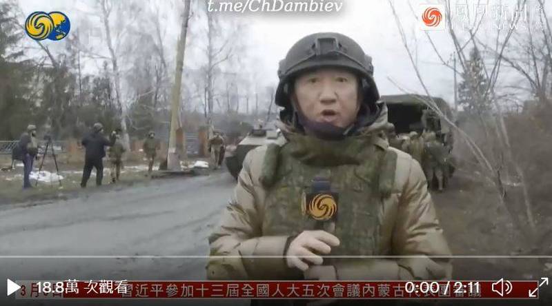 一名中國記者被烏克蘭民眾和當地情報單位盯上，懷疑他是間諜，影片曝光引發網友熱議。（圖取自推特）