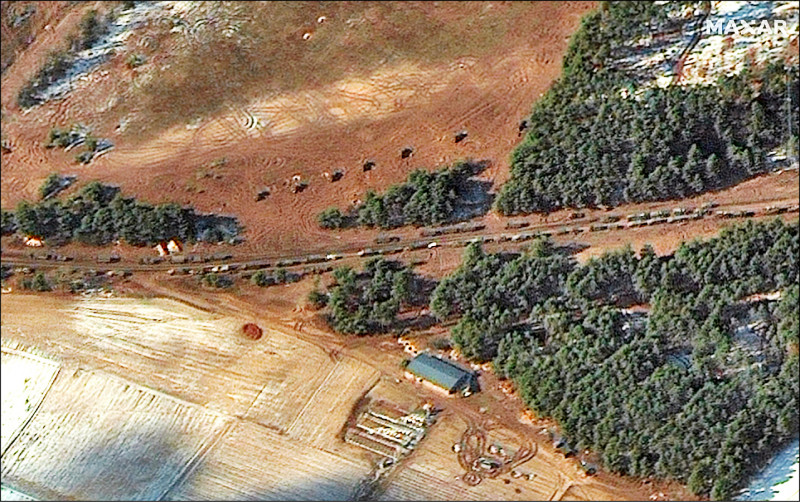 美国卫星影像公司「马萨尔科技」的卫星画面显示，俄军在乌克兰别列斯强卡（Berestyanka）的补给车和火箭弹发射车已分散进入小镇和森林，避免遭到乌军锁定摧毁。（欧新社）(photo:LTN)