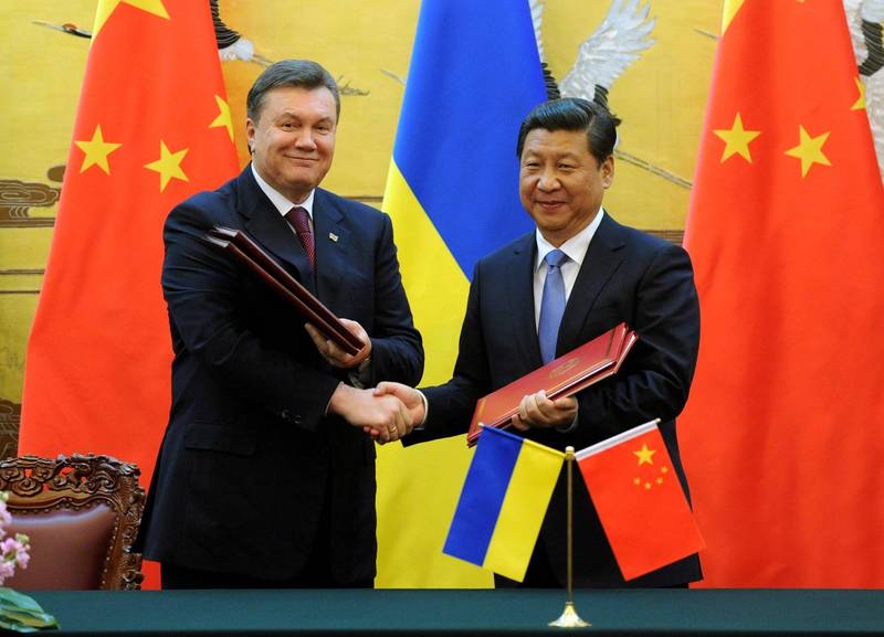 中国国家主席习近平2013年12月5日在北京接待时任乌克兰总统亚努科维奇（左），双方签署协议，中方承诺向乌方提供「核安全保证」。（美联社档案照）(photo:LTN)