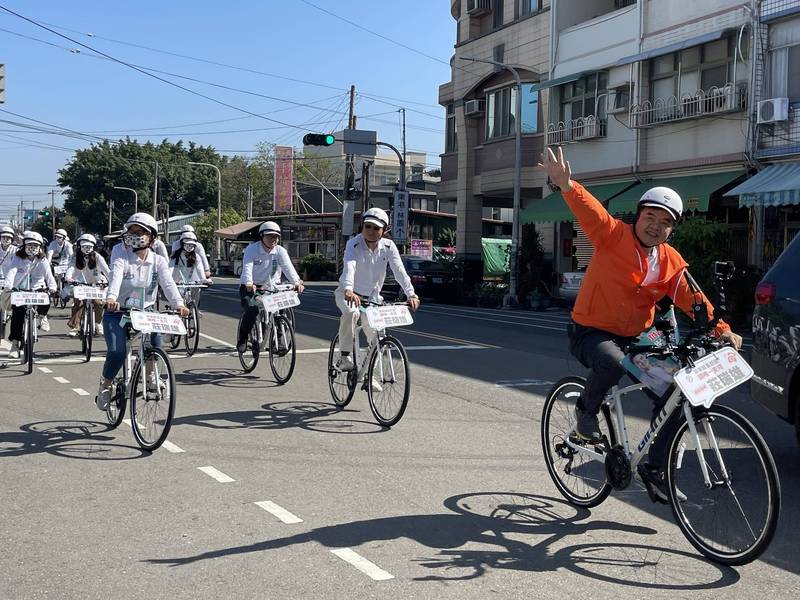 屏縣長初選開跑首個假日，莊成立青年軍。（莊辦提供）