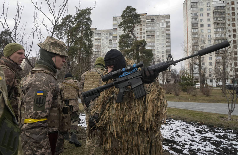 美國國防高官指出，烏克蘭目前剩下約56架戰機，支持烏軍對抗俄軍的最有效方式，應是提供更多的反戰車武器和防空系統。圖為烏克蘭國土防衛部隊士兵。（美聯社）