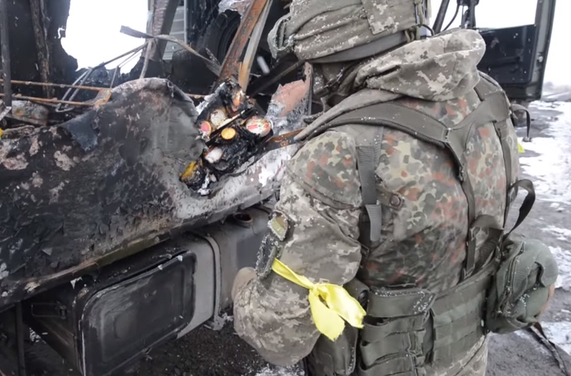 烏克蘭陸軍釋出一段在雪地中繳獲俄國坦克、軍車的影片，開酸「將入侵者的新武器和裝備交回烏克蘭軍隊，正在成為常態」。（圖取自烏克蘭陸軍臉書）