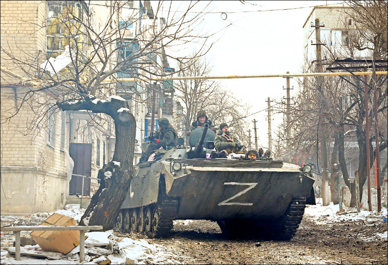 烏國東部頓內茨克州的沃爾諾瓦哈（Volnovakha），親俄武裝部隊和標示著Z字的裝甲車十一日行駛街頭。（路透）