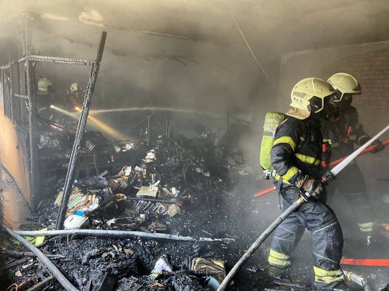 桃園市中壢區成功路住宅火警，3樓臥室被大火燒黑、付之一炬。（記者李容萍翻攝）