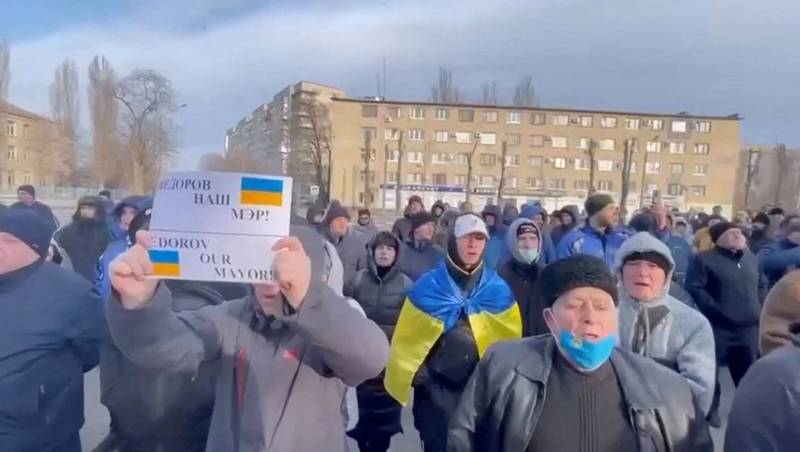 梅利托波尔市的居民勇敢走上街头，反抗俄罗斯的佔领，要求俄军释放市长费德罗夫。（路透）(photo:LTN)