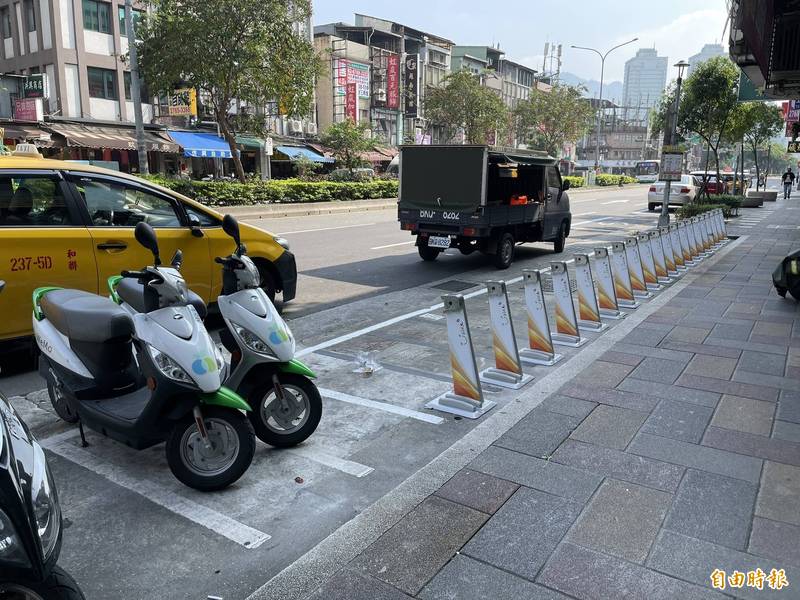 台北市微笑單車Youbike2.0站點屢傳塗銷汽機車停車格使用，引發許多駕駛不滿。（記者鄭名翔攝）