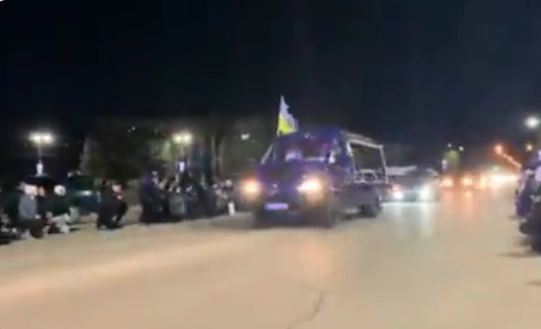 一辆载有阵亡士兵的灵车通过，沿途的乌克兰民众纷自发下跪送行。（图翻摄自推特）(photo:LTN)