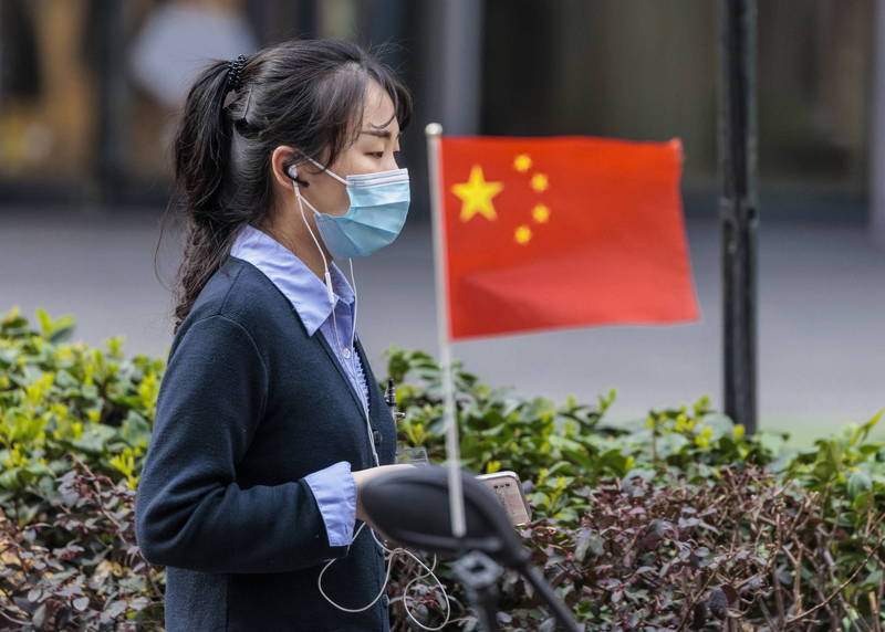 上海成为疫区后，邻近的江苏省竟有地方政府要民众「检举」来自上海的人员。图为上海民众戴口罩防疫。（欧新社）(photo:LTN)