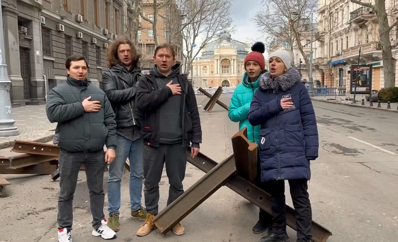 敖德萨歌剧院的音乐家们走上街头协助叠沙包、设置路障、学习用枪，并咏唱国歌鼓舞民众的士气。（图撷自@TanyaKozyreva推特）(photo:LTN)