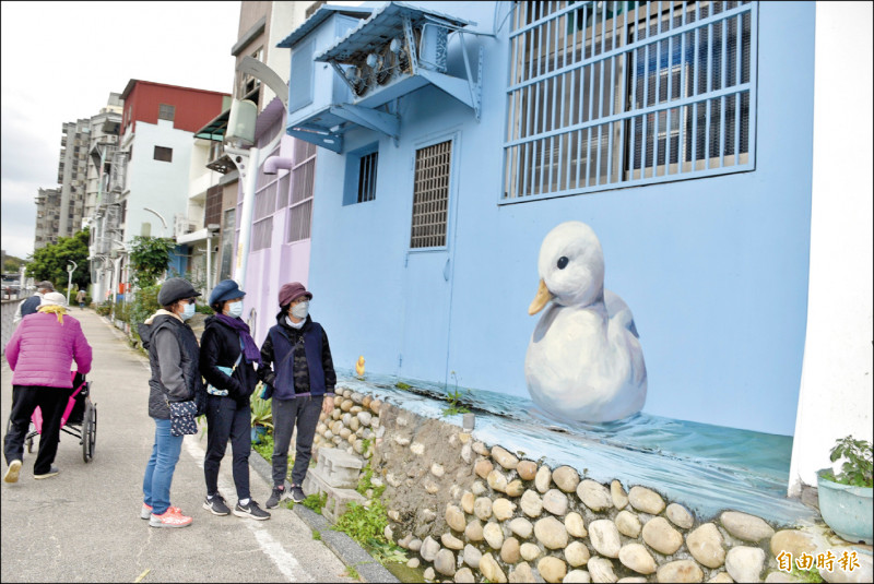 老街溪民宅後牆可愛小鴨，與居民都充分溝通過。（記者李容萍攝）
