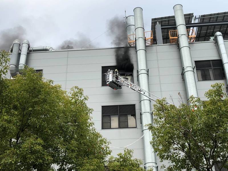 斗六科技工業區工廠失火，濃煙從廠房冒出來。（記者詹士弘翻攝）