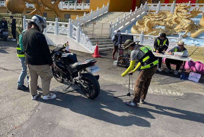 太平枇杷節開跑，警方為維護山區民眾安寧和遊客安全，上週六日兩天加強「取締改裝車輛（噪音）及測速照相」。（記者陳建志翻攝）