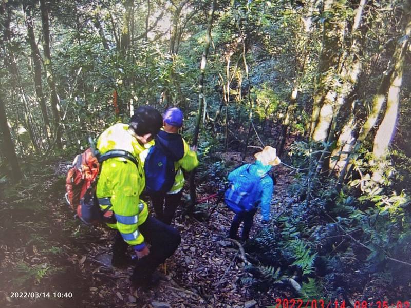 4山友登北插天山迷、1人腳傷走不動，警、消花了17個小時合力救援。（記者李容萍翻攝）