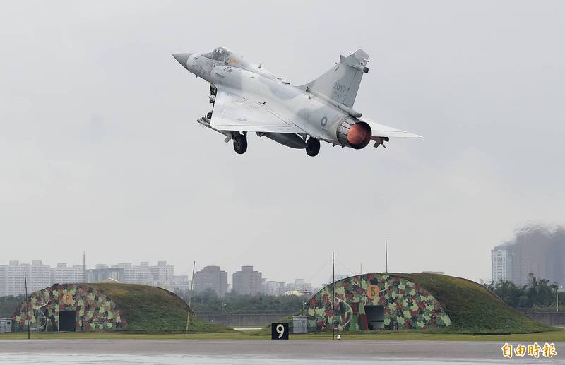 空軍一架編號2017的幻象2000戰機，今日於台東執行任務時，於上午11點30分墜海，飛官跳傘逃生。（資料照）