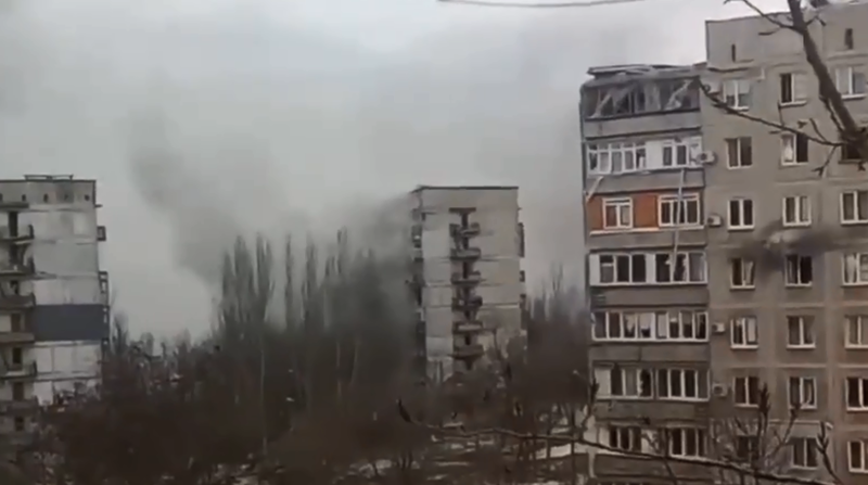 烏克蘭馬立波公寓大樓遭俄軍砲擊。（圖擷自@Danict89推特）