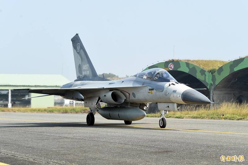 空軍台南一聯隊1架經國號戰機今日降落時輪胎發生問題。經國號戰機示意圖。（資料照）