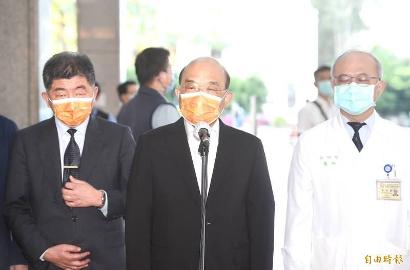 行政院長蘇貞昌今前往台大醫院施打第三劑疫苗，接受媒體採訪。（記者方賓照攝）