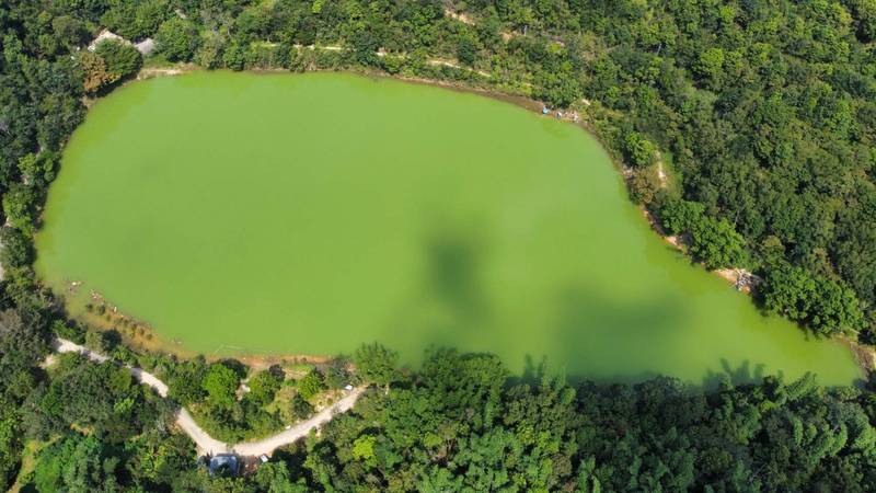 瑪璘窟因季節不同，潭水顏色也有變化，呈現療癒的抹茶色，也讓「鬼湖」變身美麗「抹茶湖」。（潘樵提供）
