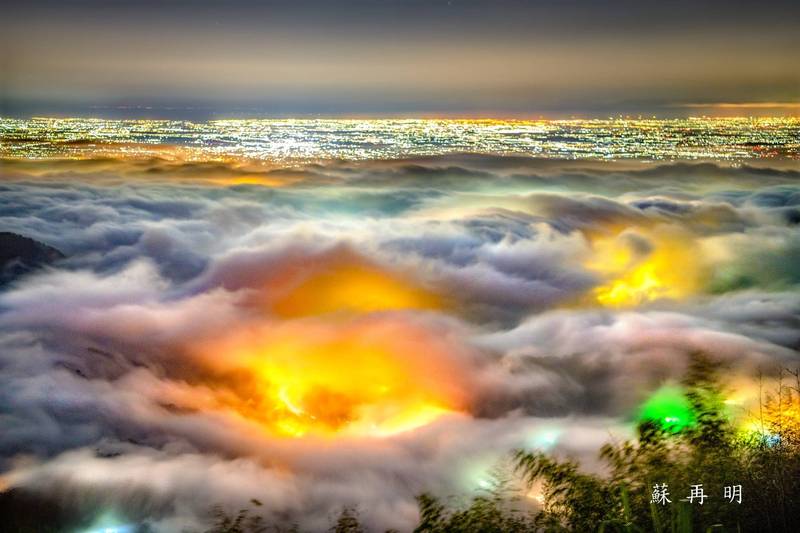 嘉義縣番路鄉隙頂二延平山拍到的雲海翻騰與迷人夜景。（蘇再明提供）