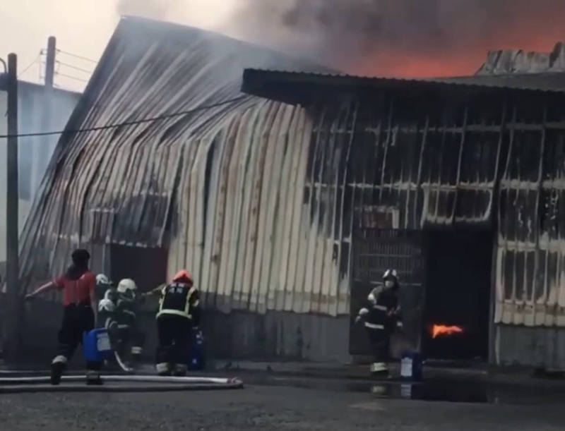 幼獅工業區機油分裝場又竄火，消防人員到場搶救。（記者李容萍翻攝）