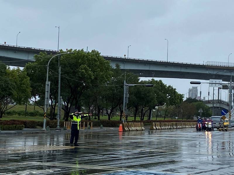 新北警方預期掃墓車流將提前湧現，提醒民眾分流，提前確認相關疏導管制措施，規劃行程及動線，以免塞車之苦。（圖由新北市警察局提供）