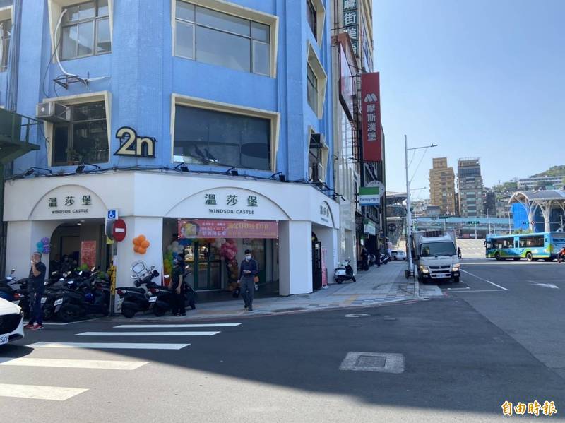 基隆忠一路海景第一排店家主動拉皮改善市容。（記者盧賢秀攝）