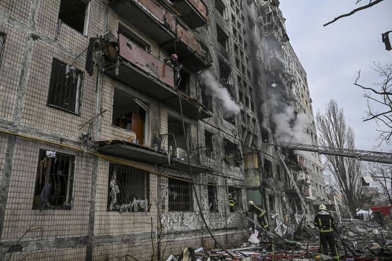 俄軍發射飛彈擊中烏國首都基輔街上的公車，導致車體瞬間炸毀，火勢直竄天際，對此基輔市長市證實，這場突襲造成至少1死6傷。（法新社）